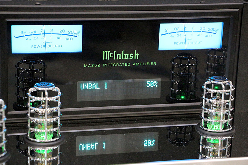 Amply McIntosh MA352 sử dụng vật liệu đắt đỏ